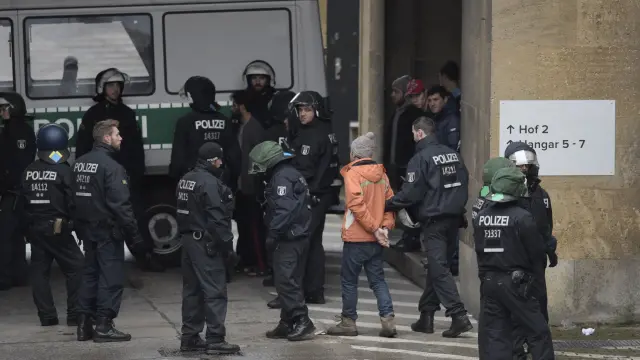 La policía actuando en la pelea del albergue de refugiados de Berlín.