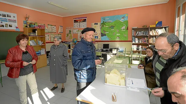 Vecinos de Villaspesa acuden al colegio electoral a votar a su alcalde pedáneo.