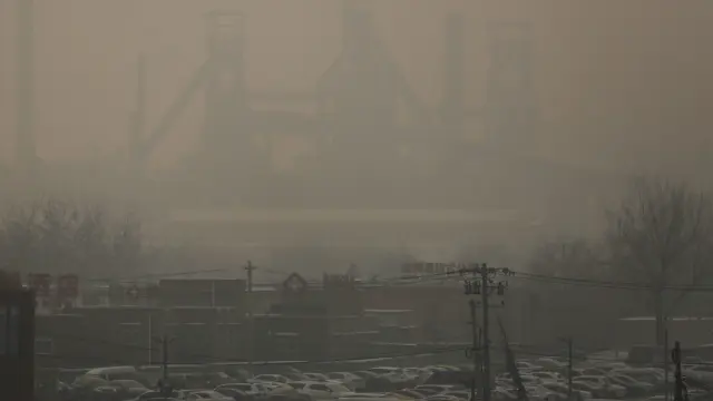 La capital china amaneció este lunes envuelta en una densa capa de contaminación