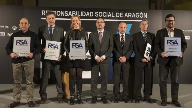 Javier Lambán, Marta Gastón, Ramón Tejedor y los representantes empresariales y sindicales.