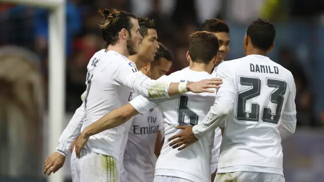 Los jugadores del Real Madrid celebran un gol en un partido de liga.