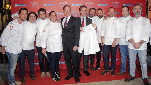 Los cocineros españoles galardonados con una estrella Michelin posan con el presindente de la Xunta, Alberto Nuñez Feijoo, y el responsable de la Guía,  Michael Ellis.
