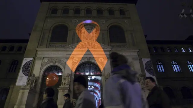 Imagen de archivo de la proyección de un lazo rojo en la fachada del edificio Paraninfo de Zaragoza, en conmemoración del Día Mundial del sida.