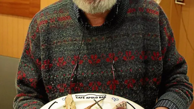 Antonio Arazo con un plato de becada en el restaurante Apolo de Huesca.
