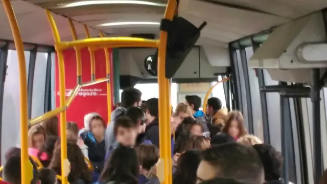 El autobús Pastriz-Zaragoza con alumnos del IES Río Gállego, esta semana.