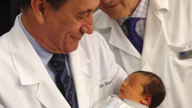 David, el primer niño nacido en Aragón libre de la mutación BRCA2, con el Dr. Duque y el Dr. Navarro, de la Clínica Gobest.