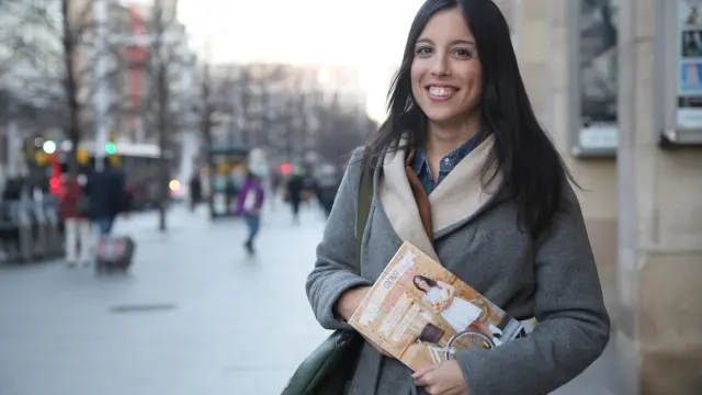 La bloguera zaragozana María Corbacho posa con su segundo libro 'Haz clic y cocina sano'.
