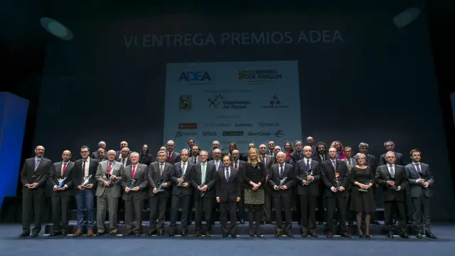 Los ganadores de los premios ADEA y autoridades, anoche en el Palacio de Congresos.