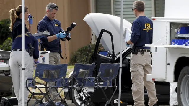 Agentes del FBI inspeccionan un domicilio relacionado con uno de los posibles atacantes del tiroteo en California.