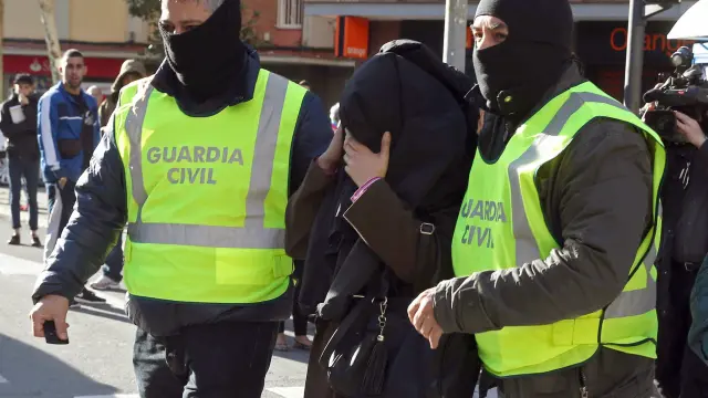 Dos detenidos en Barcelona por su vinculación con el aparato de reclutamiento y adoctrinamiento de la organización terrorista.
