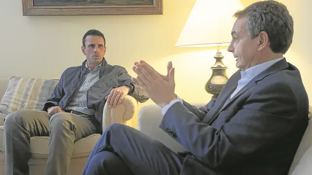 José Luis Rodríguez Zapatero conversa con el excandidato presidencial Henrique Capriles.