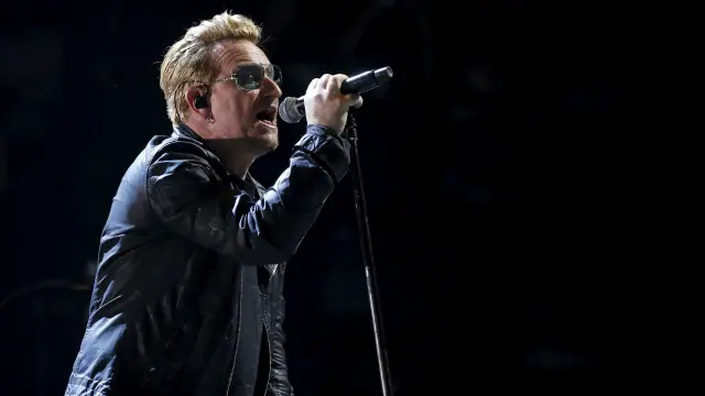 Bono, líder de la banda, durante un reciente concierto en París