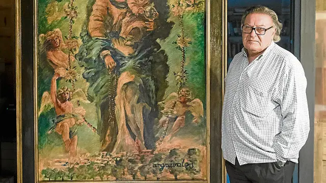 Ángel Grávalos posa con el cuadro en su estudio.