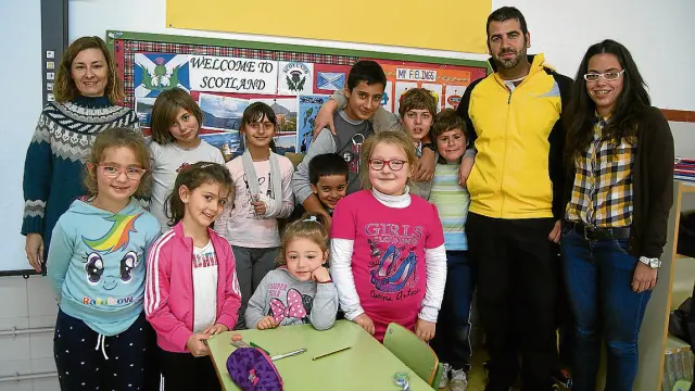 Silvia del Corral (izda.), con los alumnos de Vinaceite y los profesores Alberto Cabello y Anais Oliveros.