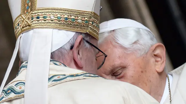 Benedicto y Francisco se reúnen en el Vaticano