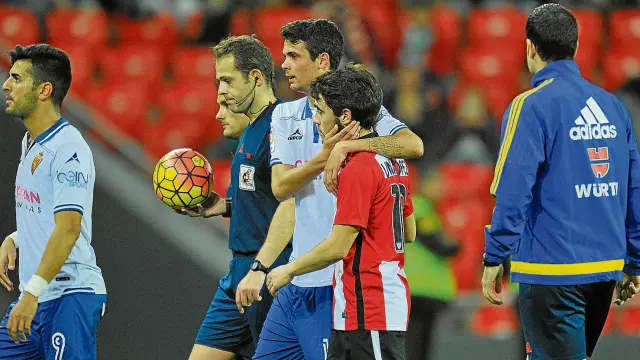 Morán y Ángel, durante el partido de anteanoche en San Mamés ante el Bilbao Athletic, que acabó con la victoria del Real Zaragoza.