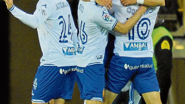 Ángel, sonriente y levantado sobre Ortuño y Rico, celebra su gol ganador en Bilbao, con Abraham al lado.