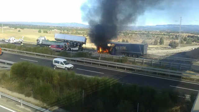 La cabina de uno de los camiones se incendió a causa del accidente
