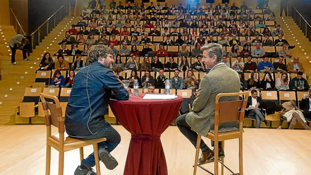 Jordi Évole y Mikel Iturbe, ayer, durante la sesión de las Jornadas de Periodismo Heraldo.