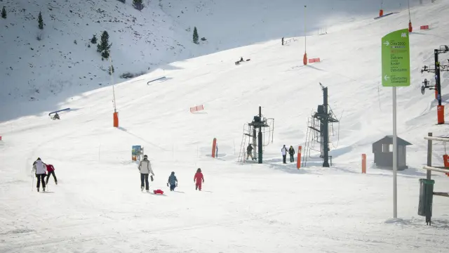 Cerler estrenó ayer la temporada con 18 km esquiables de nieve polvo y espesores de 20-40 cm.