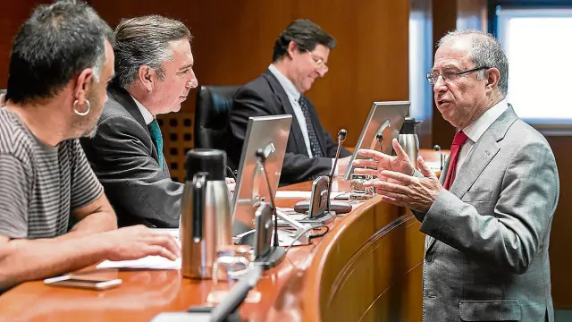 A la derecha, el consejero de Hacienda, Fernando Gimeno, ayer en la comisión.