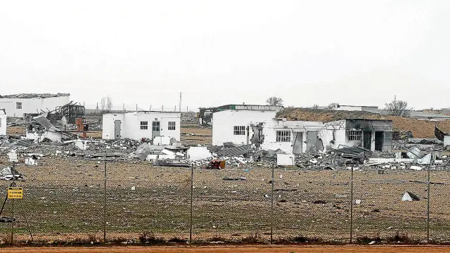 La explosión en cadena del pasado 31 de agosto arrasó la planta de Pirotecnia Zaragozana en Garrapinillos, que ayer ofrecía esta imagen de desolación.
