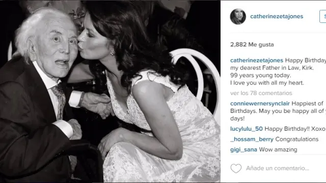Catherine Zeta Jones y su suegro.