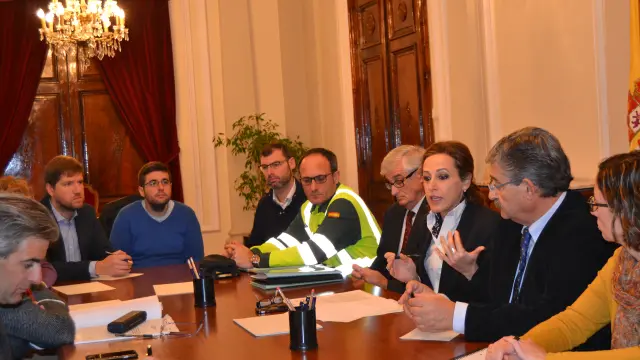 La Subdelegada del Gobierno en Huesca, María Teresa Lacruz, ha presidido una reunión a la que han asistido el jefe provincial de Tráfico y el Delegado Territorial de la DGA.