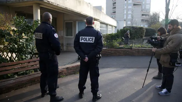 Policías franceses vigilan el centro educativo donde daba clase profesor que denunció la agresión.