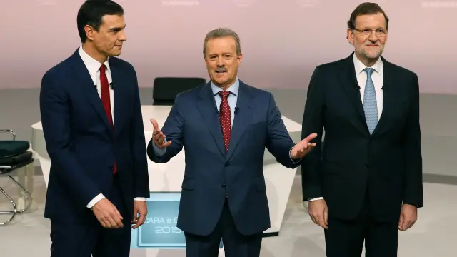 Pedro Sánchez y Mariano Rajoy se saludan en presencia de Manuel Campo Vidal.