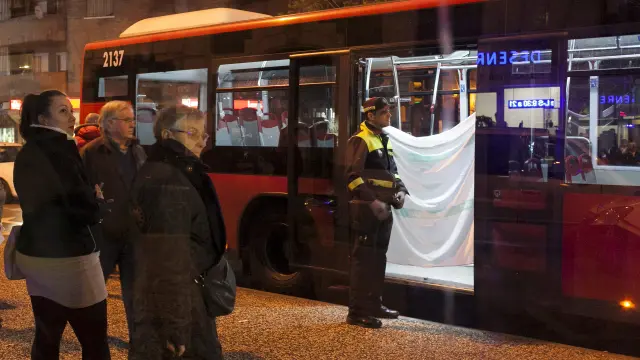 Imagen del autobús detenido en la plaza de san Miguel