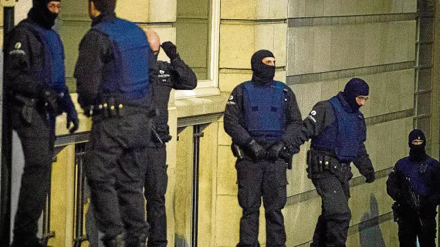 Foto archivo de policías belgas desplegados en una Bruselas en alerta máxima durante los primeros días tras el 13-N.