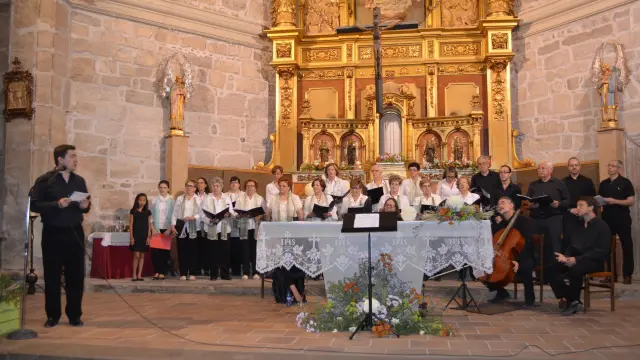 La Coral Foncense durante un recital este verano en la iglesia parroquial de Fonz.