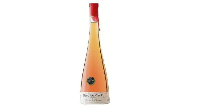 Es un vino de color ambarino con reflejos topacio oscuro, con una nariz que exhibe aromas frutales y florales.