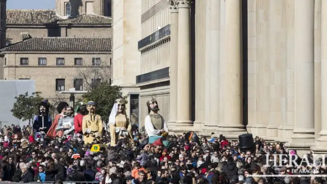 Festividad de San Valero en la plaza del Pilar de Zaragoza con los gigantes y cabezudos.
