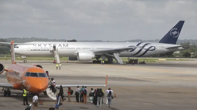 Avión afectado en el aeropuerto de Mombasa.