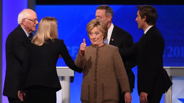 Hillary Clinton saluda al final del debate.