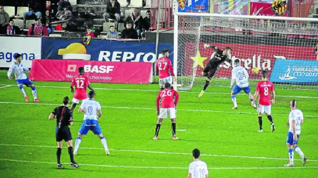 Jugada en la que Isaac, ayer lateral izquierdo, marcó el único gol zaragocista en el Nou Estadi de Tarragona.
