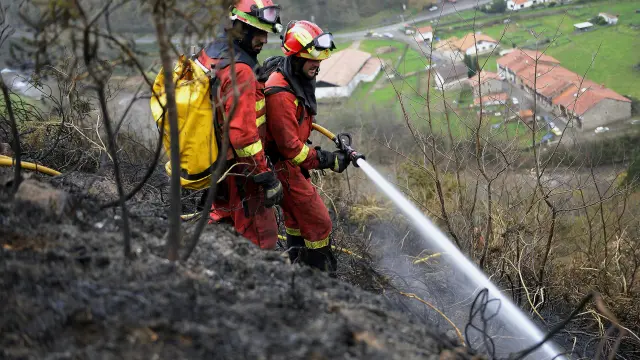 Los incendios en Asturias bajan a 60