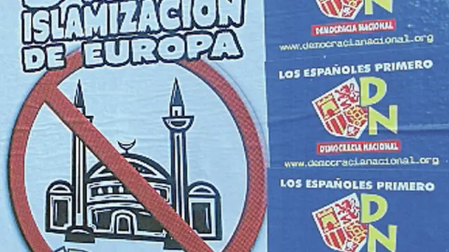Uno de los carteles de Democracia Nacional repartidos por Soria.