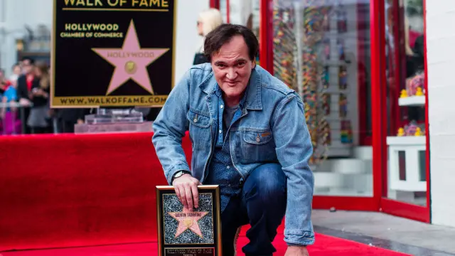 Quentin Tarantino posa junto a su estrella en el paseo de la fama de Hollywood.