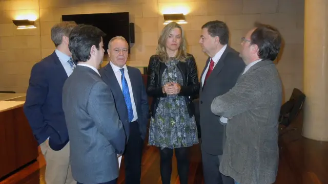 Los representantes del patronato del campus de Huesca, entre ellos Pilar Alegría, Manuel López, Luis Felipe y Miguel Gracia,