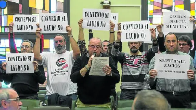 Los empleados de Auzsa llevaron su protesta ayer al salón de plenos del Ayuntamiento.