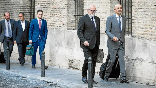 Carlos Esco y Agapito Iglesias, junto a sus abogados, a su llegada a la Audiencia por el caso Naves.