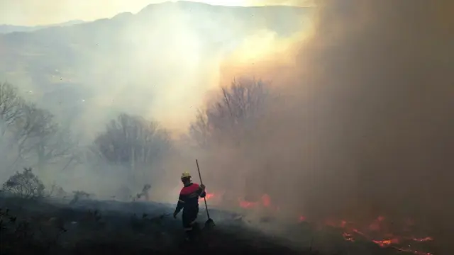 El incendio declarado en Navarra, próximo a ser controlado por los bomberos