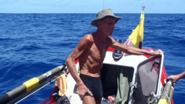 John Beeden, primer hombre que cruza a remo sin escalas el océano Pacífico, en su bote.