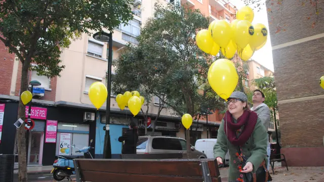 Las calles de Las Fuentes han amanecido este martes adornadas con más de 1.000 globos.