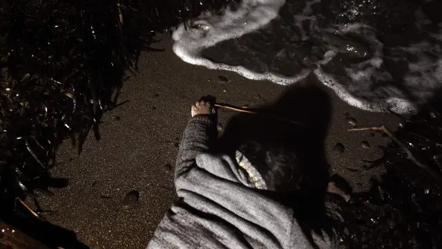 El cuerpo de un niño varado en la orilla de la costa de la isla griega de Lesbos el 1 de noviembre de 2015