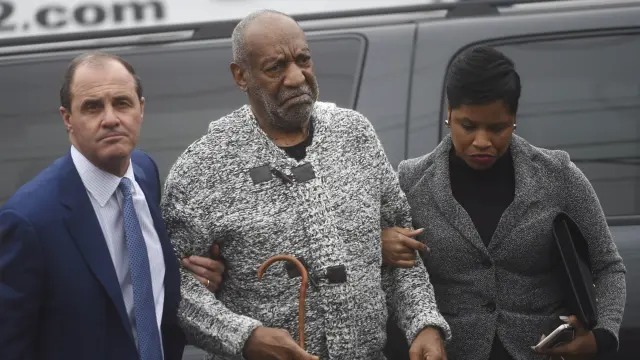Bill Cosby, en el centro, a su llegada al juzgado