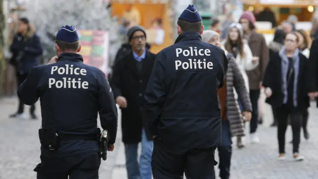 Dos policías belgas patrullan en un mercadillo navideño.